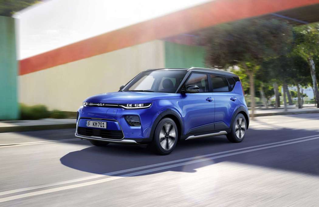 Das neu platzierte Logo auf der Haube ist die einzige äußerliche Veränderung, was gut für den Wiederverkaufswert sein dürfte. Schon das Basismodell hat LED-Scheinwerfer und eine Klimaautomatik. (Foto: Kia)