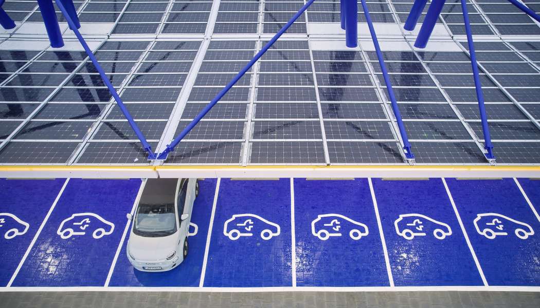 Überdachungen mit PV-Anlagen scheinen bei EnBW Standard zu werden. Von Toiletten und Versorgungsmöglichkeiten ist bei beiden neuen Standorten nicht die Rede. (Foto: Endre Dulic/EnBW)