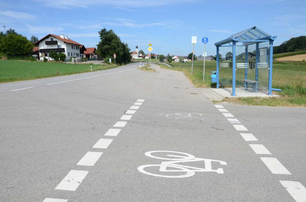 Wer nach links in eine Hofeinfahrt einbiegen möchte, muss nicht nur blinken, sondern auch über die Spiegel und einen Schulterblick prüfen, ob ihn nicht gerade jemand überholen möchte. (Foto: Dietmar Fund)
