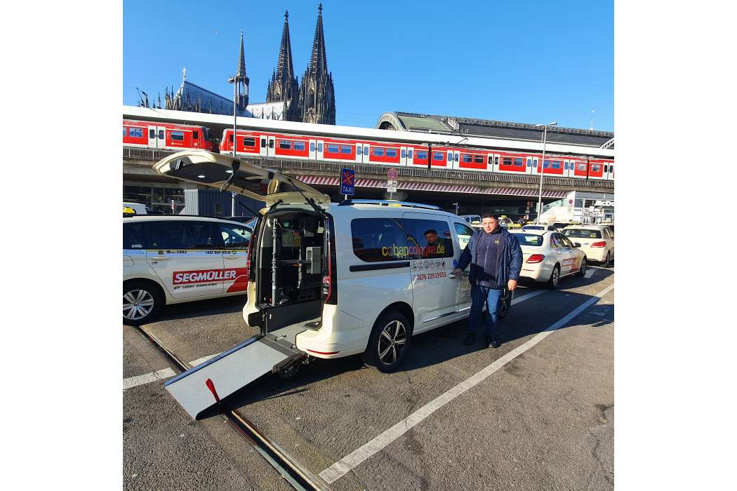 Ibrahim Coban hat in Köln eines der ersten Inklusionstaxis, für das der Sozialverband Deutschland und andere Handicap-Organisation schon kräftig werben. (Foto: Taxi Coban)