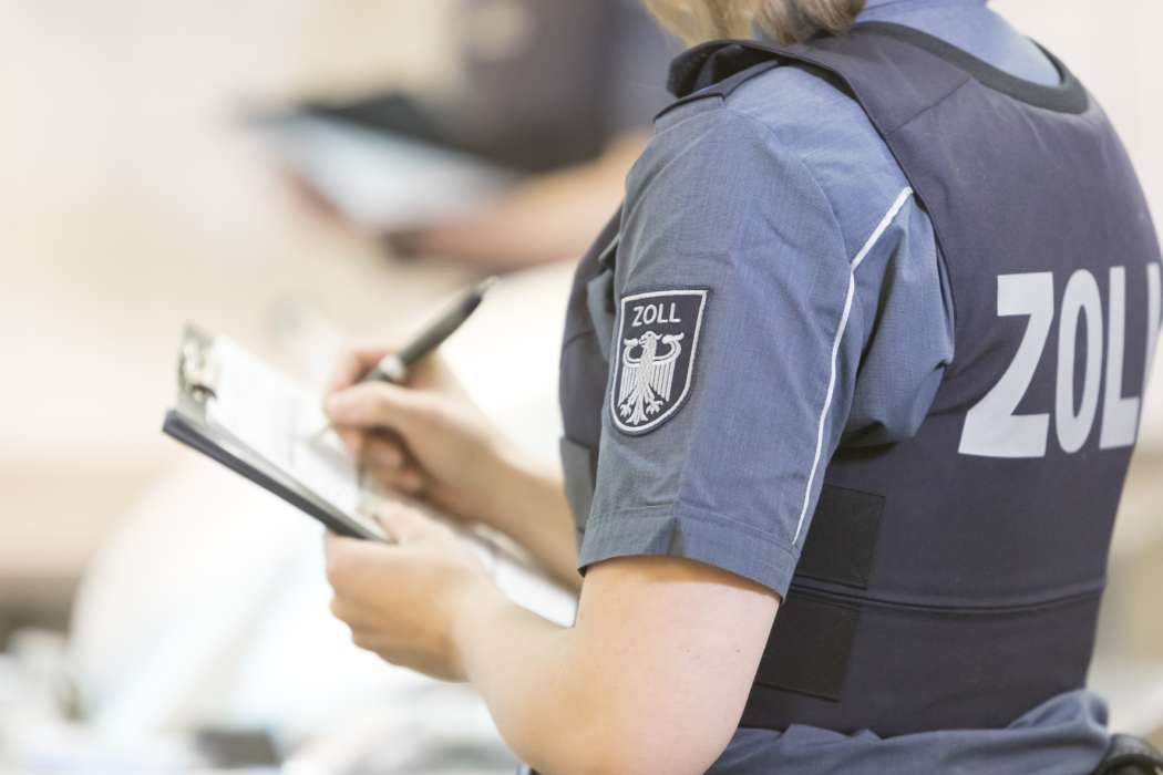 Zollkontrollen können nicht nur für Taxiunternehmer und -unternehmerinnen, sondern auch für Taxifahrer schwere Folgen haben. (Foto: Zoll.de)