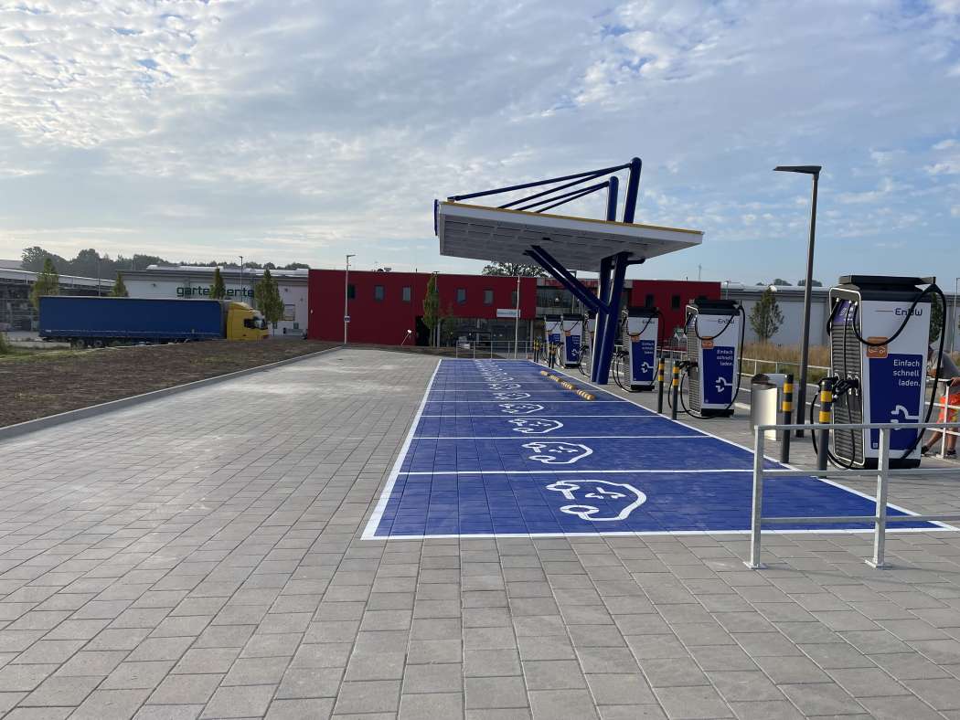 Die Überdachung im Ladepark Dorfen ist schwäbisch-sparsam, während an anderen Standorten alle Ladesäulen überdacht sind. (Foto: EnBW)