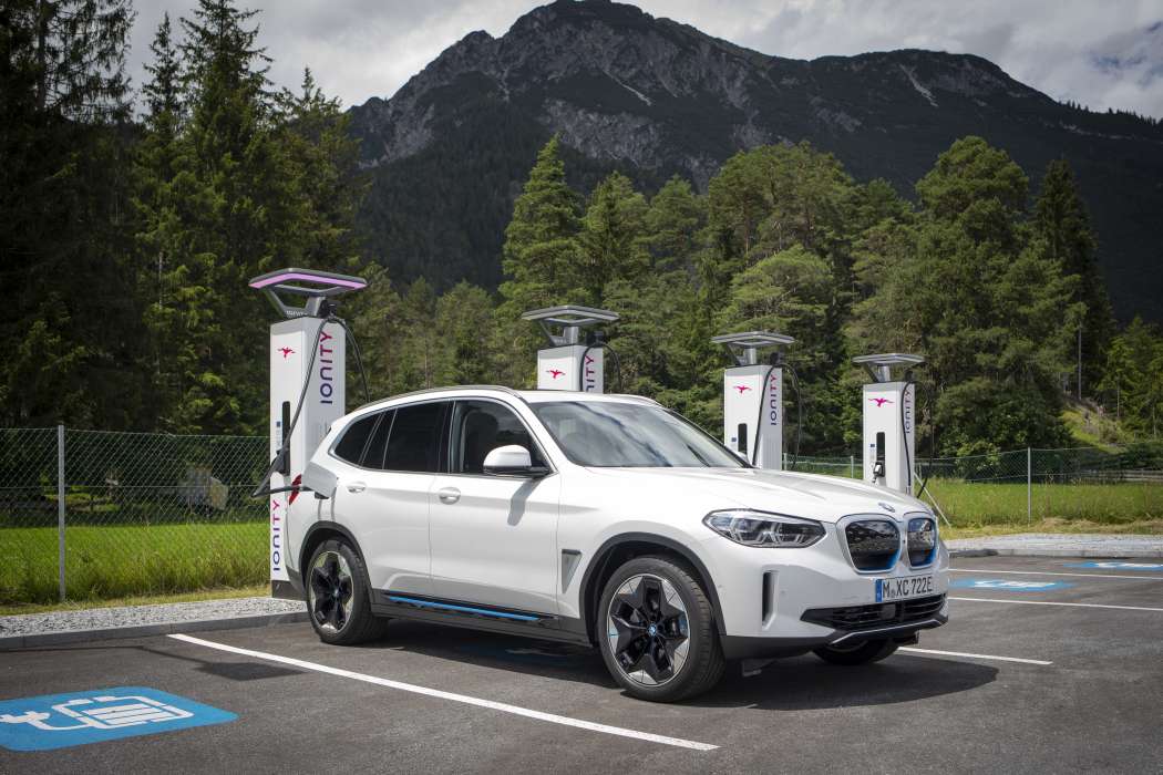 Der auch als Taxi oder Mietwagen interessante kompakte Elektro-SUV iX3 von BMW könnte zu den ersten Modellen gehören, die man einfach über das Verfahren Plug & Charge laden kann. (Foto: BMW) 