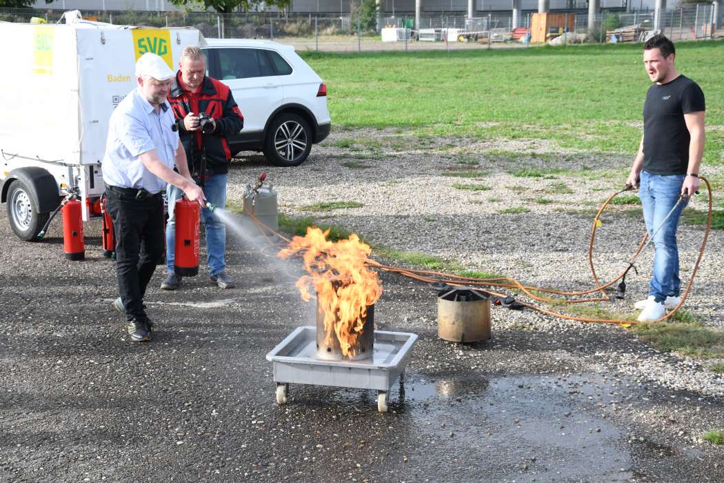 So beherzt, wie er hier beim Verkehrssicherheitstag im September 2022 gegen ein simuliertes Feuer vorging, setzt sich Markus Schmid auch gegen die drohende Ablehnung seines Tarifantrags im Schwarzwald-Baar-Kreis zur Wehr. (Foto: Dietmar Fund)