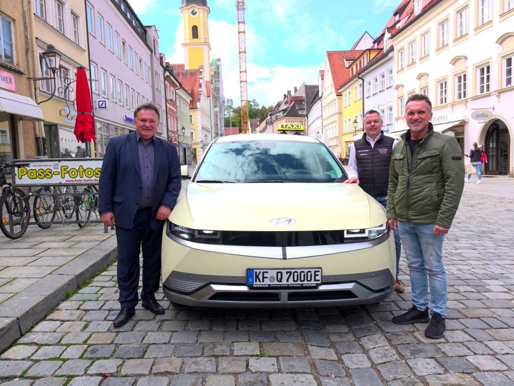 Oberbürgermeister Stefan Bosse (v.l.) war begeistert vom neuen Elektrotaxi, das ihm Michael Dokic und Artur Frank vorgeführt haben. (Foto: Stadt Kaufbeuren)