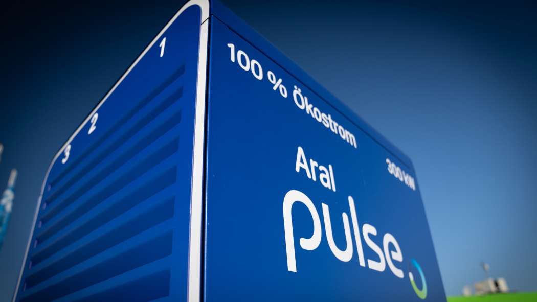 REWE und Aral mit seiner Marke Aral pulse wollen bis Ende 2024 das Schnellladen bei REWE-Supermärkten anbieten. (Foto: Aral)