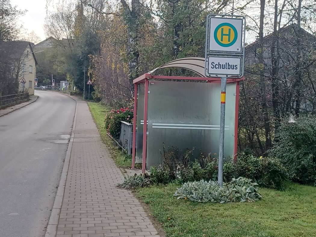 Wo nur selten ein Bus an der Haltestelle vorbeikommt, könnten Taxis und Mietwagen viel günstiger als Busse die Mobilität auf dem Lande sichern. (Symbolfoto: Dietmar Fund)
