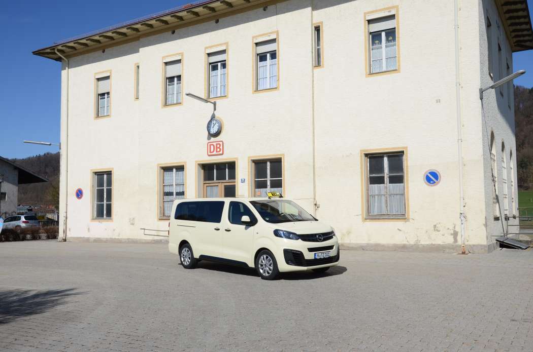 Einmal mehr mahnt der TMV an, eine Taxi-Komponente in das 49-Euro-Ticket mit einzubeziehen und damit auch schlecht an Busse und Bahnen angeschlossene Regionen zu erschließen. (Symbolfoto: Dietmar Fund)