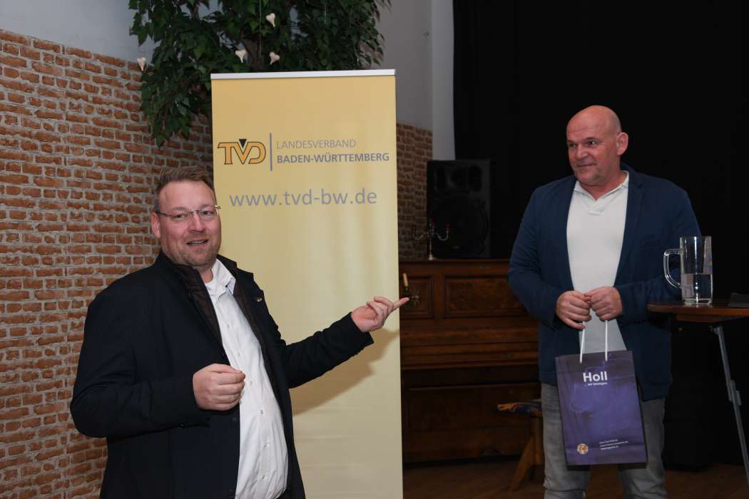 Dirk Holl (l.) zeigte mit einem ausdrücklichen Dank und einem kleinen Dankeschön, dass man Verbands-Aktive wie Thomas Laschuk auch einmal richtig loben kann. (Foto: Dietmar Fund)