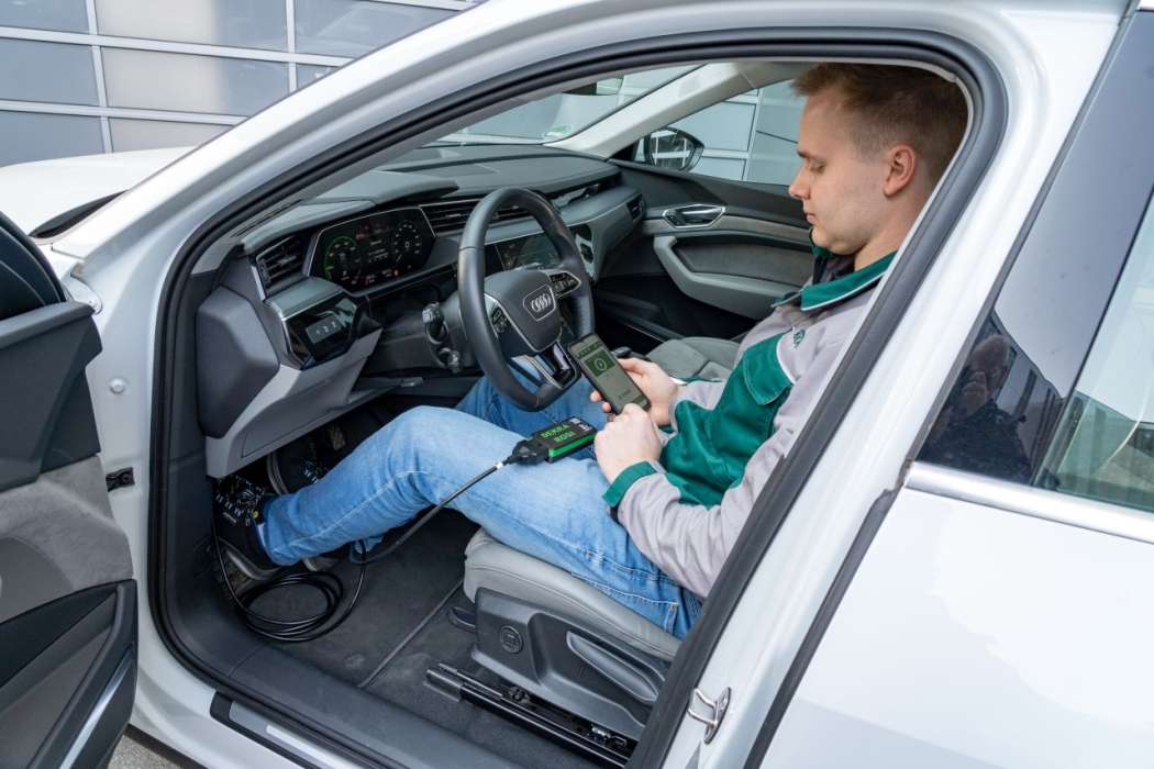 Über die On-Board-Diagnose-Schnittstelle lesen die Sachverständigen die Batteriedaten aus und lesen daraus ihren Erhaltungszustand ab. (Foto: Dekra)
