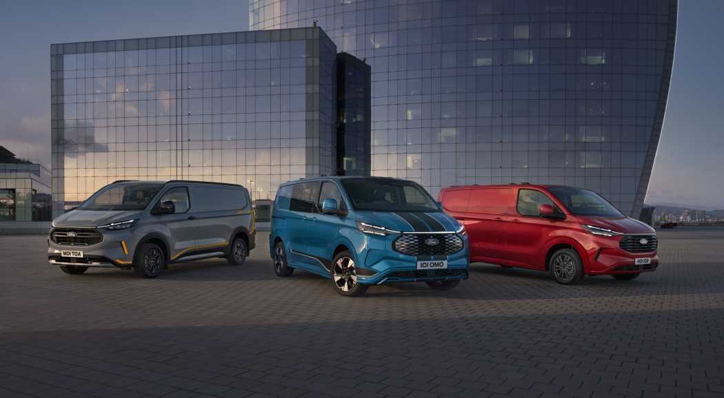 Dreimal Transit Custom: Auch der Stromer, der sich durch einen silbernen und geschlossenen Grill vom Diesel (rechts) unterscheidet, ist ab sofort bestellbar. Zudem gibt es einen Plug-in-Hybrid sowie die Sondermodelle Active und Sport. | Foto: Ford Pro