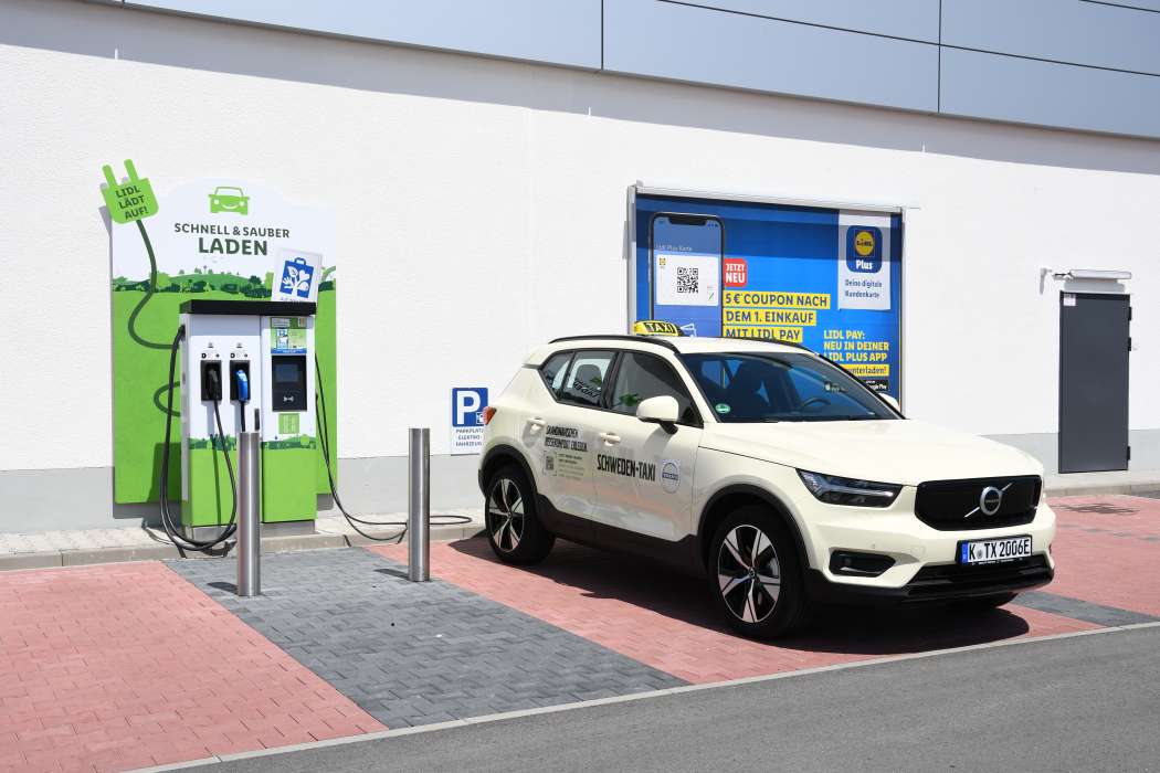 Bis auf die aerodynamisch überarbeiteten Alu-Felgen bleibt der Volvo XC40 äußerlich gegenüber der hier gezeigten Version aus dem Jahr 2021 ganz der Alte. (Foto: Dietmar Fund)
