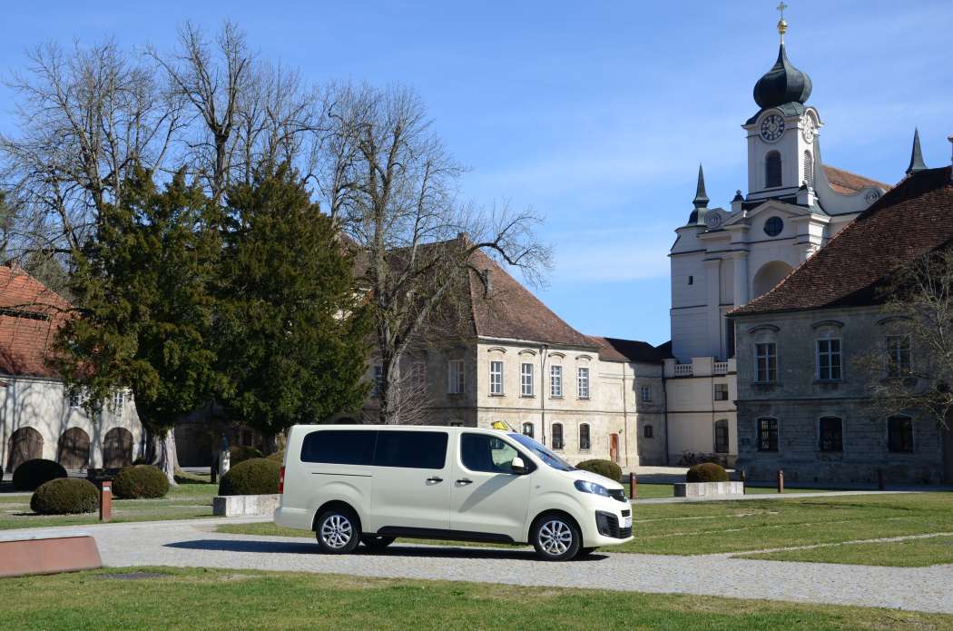 Die neuen gebündelten Verkehre könnten durchaus mit Pkw abgewickelt werden, aber ein Großraumtaxi mit mehr Sitzen ist natürlich eine flexiblere Basis für sie. (Foto: Dietmar Fund)