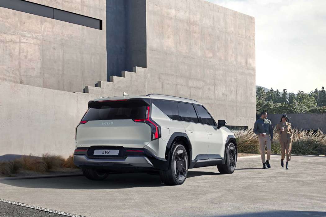 Auf dem ersten Pressebild wirkt der Kia EV9 ziemlich wuchtig und dadurch auch geräumig. (Foto: Kia)