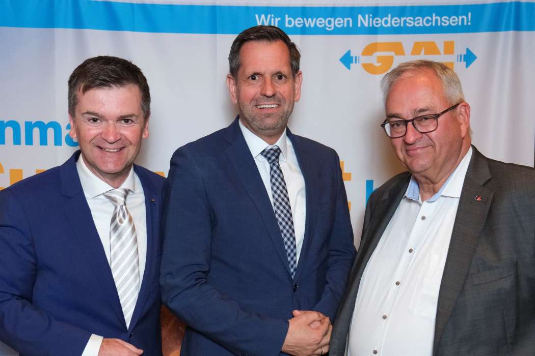 Hauptgeschäftsführer Benjamin Sokolovic (l.) und GVN-Präsident Mathias Krage (r.) nahmen den Wirtschafts- und Verkehrsminister Olaf Lies gemeinsam ins Gebet. (Foto: GVN)