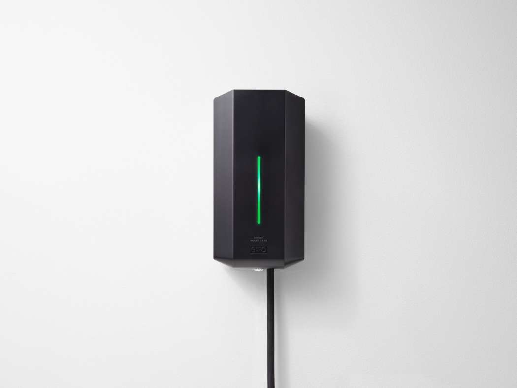 Volvo bietet mehrere Wallbox-Modelle an, zum Beispiel dieses mit fest angebrachtem Typ-2-Ladekabel. (Foto: Volvo)
