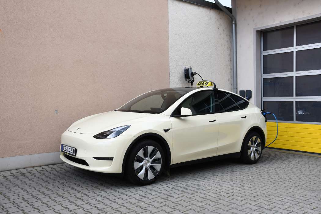 Manche Taxibetriebe laden selbst an Wallboxen und sehen zu, dass sie den Strom dafür möglichst noch mit der eigenen Solaranlage erzeugen wie hier Taxi Zillner in Plattling. (Foto: Dietmar Fund)