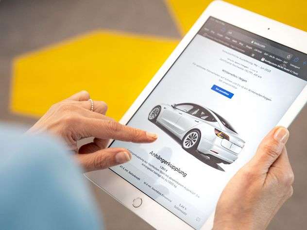 Im Internet sind Neuwagen von Tesla deutlich billiger als früher zu haben. Das drückt auf die Preise der gebrauchten Elektromodelle aller Marken. (Foto: DAT)