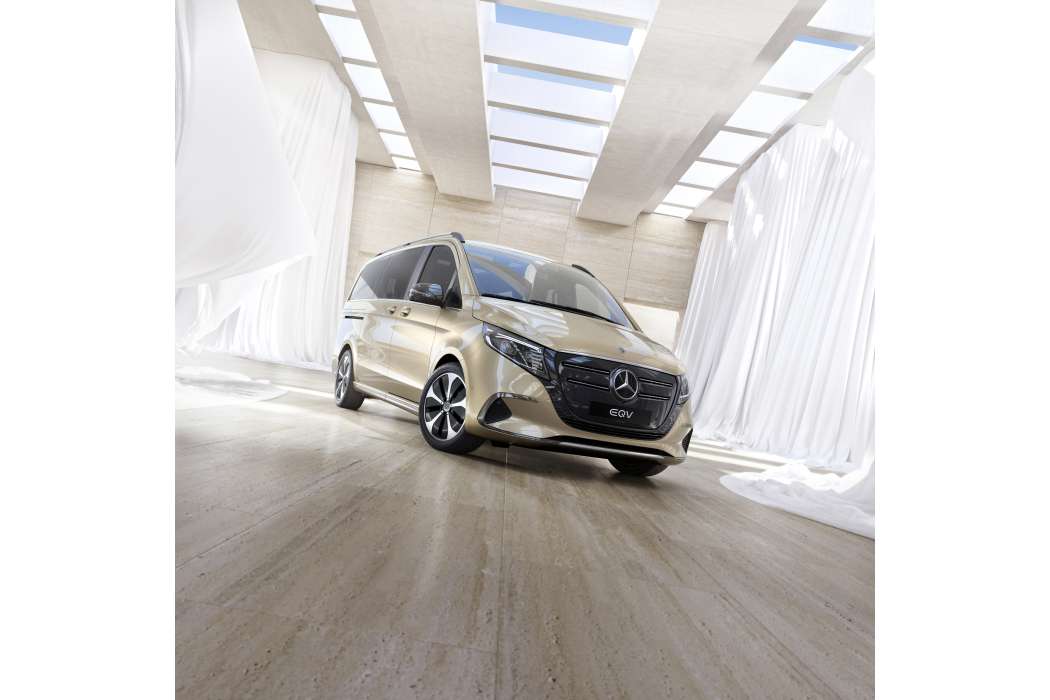 Ein markanter Kühlergrill kennzeichnet die neue V-Klasse ebenso wie den hier abgebildeten elektrischen EQV. (Foto: Mercedes-Benz)