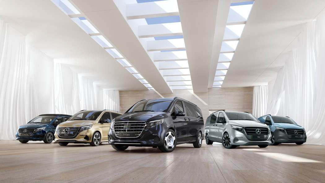 Der Vito Tourer und die V-Klasse in Hellelfenbein werden ungeachtet ihrer Antriebe mit dem Modellwechsel Geschichte sein. (Foto: Mercedes-Benz)