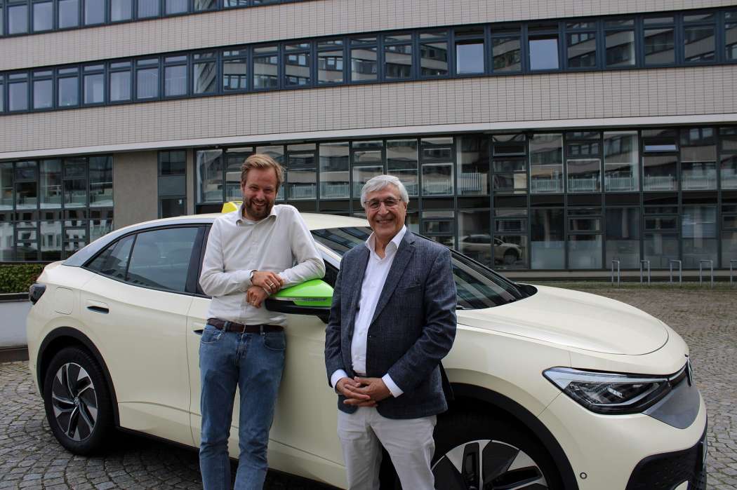 Das 500ste Elektrotaxi, das Senator Anjes Tjarks (l.) für seine PR-Aktion aussuchte, ist mit dem VW ID 5 wieder ein Taxi einer Marke, die offiziell noch keine Taxis anbietet. (Foto: Behörde für Mobilität und Verkehrswende)