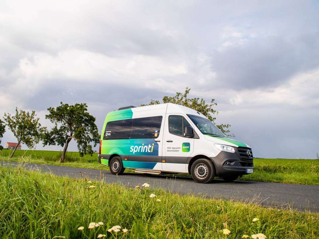 Die sprinti-Verkehre werden mit sechssitzigen Sprintern, fünfsitzigen eVito und 18-sitzigen Minibussen der ÜSTRA durchgeführt. (Foto: Region Hannover)