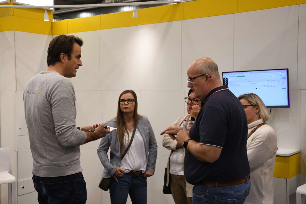 Alex von Brandenstein (links) ist wie hier auf der Europäischen Taximesse 2022 viel mit Kunden im Gespräch und hofft, dass deren ermutigende Rückmeldungen doch noch zur Entwicklung einer übergeordneten gemeinsamen Bestell-App des Gewerbes führen. (Foto: Dietmar Fund)