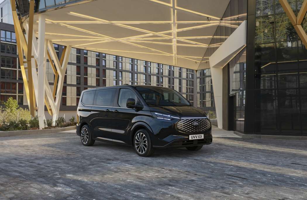 Der neue Ford Tourneo Custom mit Titanium-Ausstattung lässt das bisherige Modell nicht gleich schlagartig alt aussehen. (Foto: Ford)