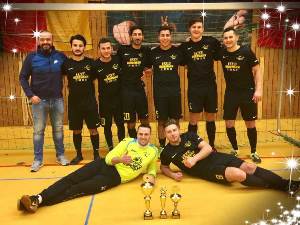 Taxi Herrmann aus Mosbach scheint im Sponsoring sehr aktiv zu sein. Auf seiner Homepage finden sich einige Mannschaftsfotos wie dieses. (Foto: Taxi Herrmann)
