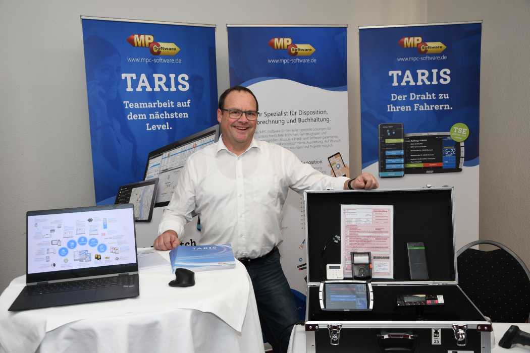 Holger Kampmann war anders als auf dem zu Beginn gemachten Foto in den Pausen der Mitgliederversammlung in Halle von fragenden Besuchern umlagert. (Foto: Dietmar Fund)