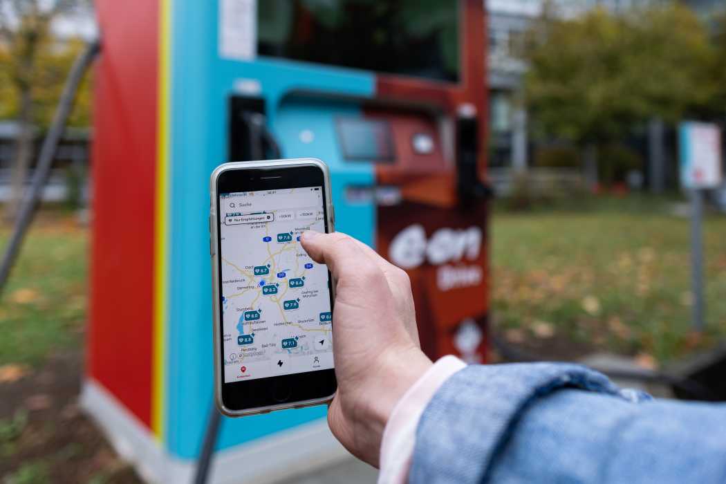 Praktisch: Mit der E.ON Drive Comfort App lässt sich bei der Ladestationssuche sowohl nach Ladeleistung als auch nach besonders guten Bewertungen filtern. | Foto: E.ON