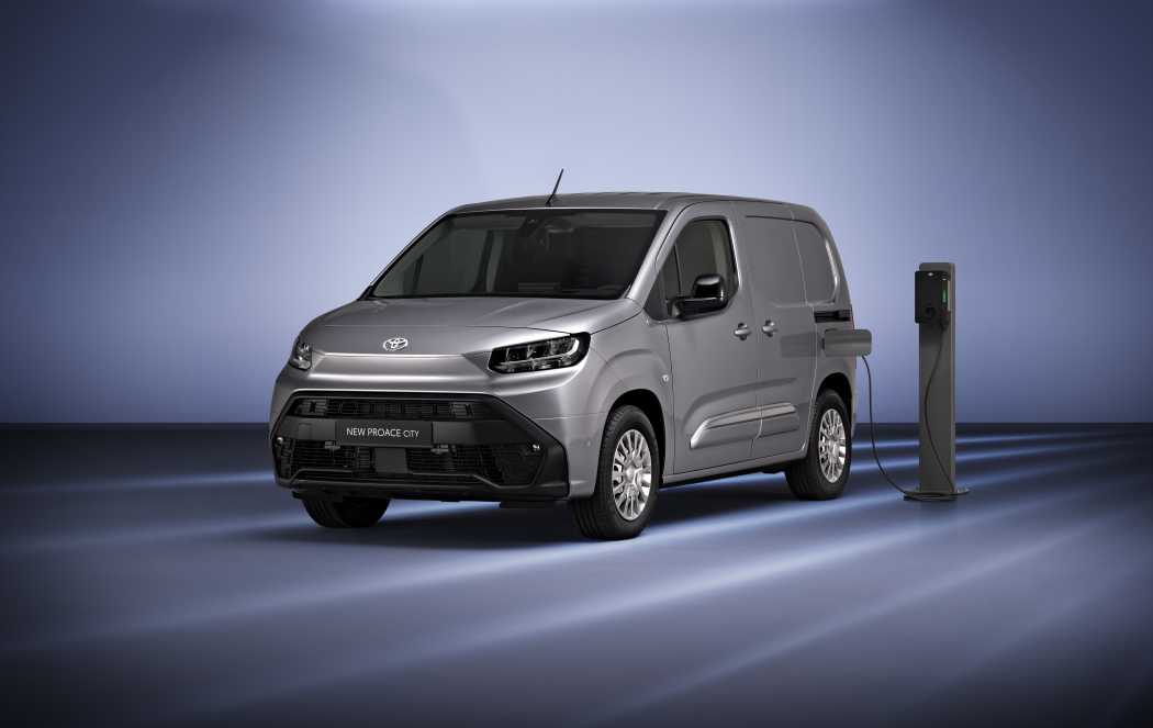 Von den Toyota Professional Zentren gibt es noch keine Fotos, nur von den gelifteten Transportern in ihrer Kastenwagen-Version. Hier der Toyota Proace Verso City, den es auch als einfacheren Kombi sowie als Pkw-Variante mit dem Zusatz Verso gibt. (Foto: Toyota)