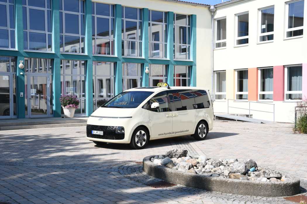 Der Hyundai Staria-Neunsitzer des Modelljahrs 2023 (Foto) soll bei den Händlern noch in größeren Stückzahlen verfügbar sein. (Foto: Dietmar Fund)