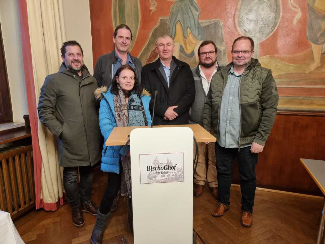 Außer Christian Linz, der hier fotografierte, war nur ein kleines Häufchen Aufrechter in Regensburg, das aber umso eifriger diskutierte. Gastgeber waren Alexander Panfilov (3.v.r.) und Wiland Brodka (2.v.r.). (Foto: Christian Linz)