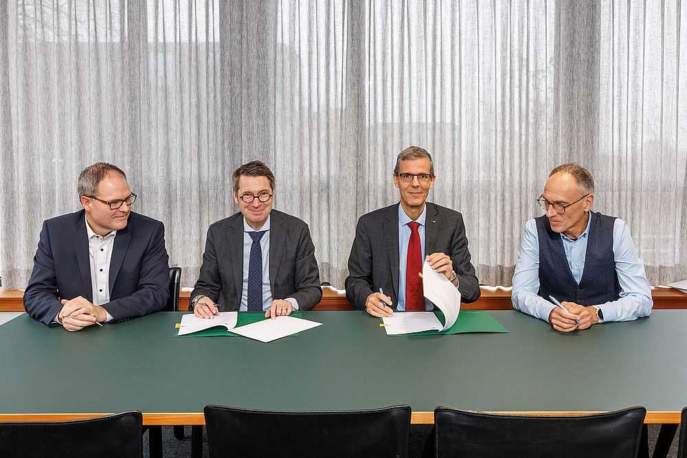 V. ile n.de.: Thomas Rücker, auto-schweiz Direktörü Dr. Peter Grünenfelder, auto-schweiz Başkanı Prof. Dr. Manuel Ammann, St.Gallen Üniversitesi Rektörü Prof. Dr. Andreas Herrmann, Mobilite Enstitüsü Direktörü. (Fotoğraf: Hannes Thalmann/St.Gallen Üniversitesi)