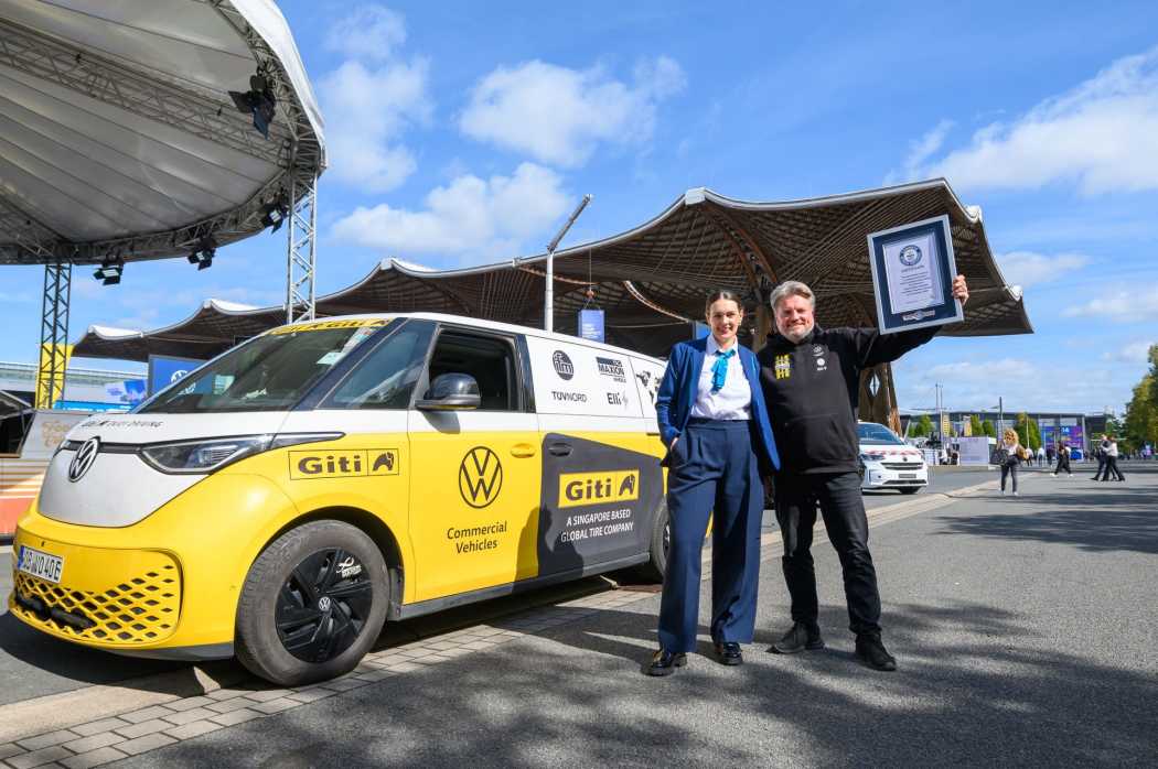Rekord nach 445 Tagen elektrischer Weltreise: Rainer Zietlow erhält die Urkunde von der Repräsentantin von Guiness World Records(tm) Lena Kuhlmann.| Foto: VW