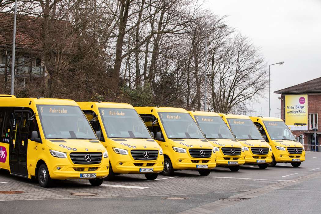 Die neuen Ruhrbahn Quartiersbusse: Mercedes-Benz Sprinter City 75, Exterieur, gelb, Motor OM 651 mit 120 kW (163 PS), 2,14 L Hubraum, Automatikgetriebe 7G-TRONIC PLUS, Länge/Breite/Höhe: 8.486/2.020/2.920 mm, zulässiges Gesamtgewicht: 6,8 Tonnen, Bestuhlung: 12+1, Beförderungskapazität: max. 33+1 (Foto: Daimler)