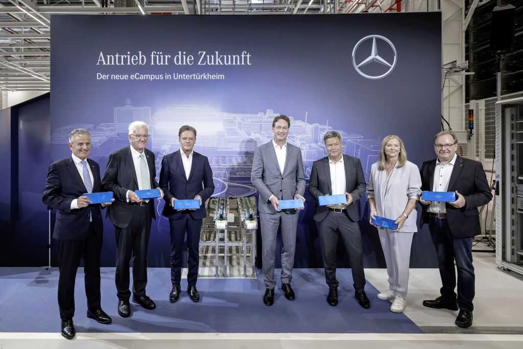 Eröffneten den eCampus am Stammsitz Stuttgart-Untertürkheim (vlnr.): Frank Nopper (OB Stuttgart), Winfried Kretschmann (Ministerpräsident Baden-Württemberg), Markus Schäfer (Vorstand Mercedes-Benz Group, CTO), Ola Källenius (Vorstandsvorsitzender MB Group), Robert Habeck (Vizekanzler und Bundesminister für Wirtschaft und Klimaschutz), Sabine Kohleisen (Mitglied des Vorstands (Mitglied des Vorstands MB Group, Personal &amp;amp; Arbeitsdirektorin), Michael Häberle (Vorsitzender Betriebsrat) | Foto: Mercedes