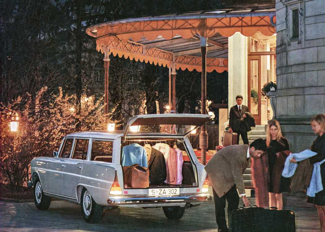 Der erste Kombi von Mercedes, der Mercedes 230 s Universal. Die Werbung der Stuttgarter setzte damals schon auf Familie - nicht auf Handwerker.| Foto: Mercedes Benz
