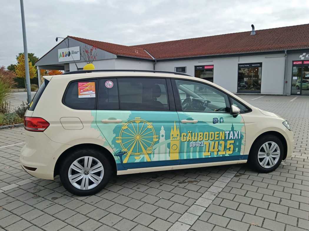 Gäuboden Taxi setzt auf digitale Bildschirme – Unterhaltung und Werbung für Fahrgäste. Bild: Gäuboden Taxi
