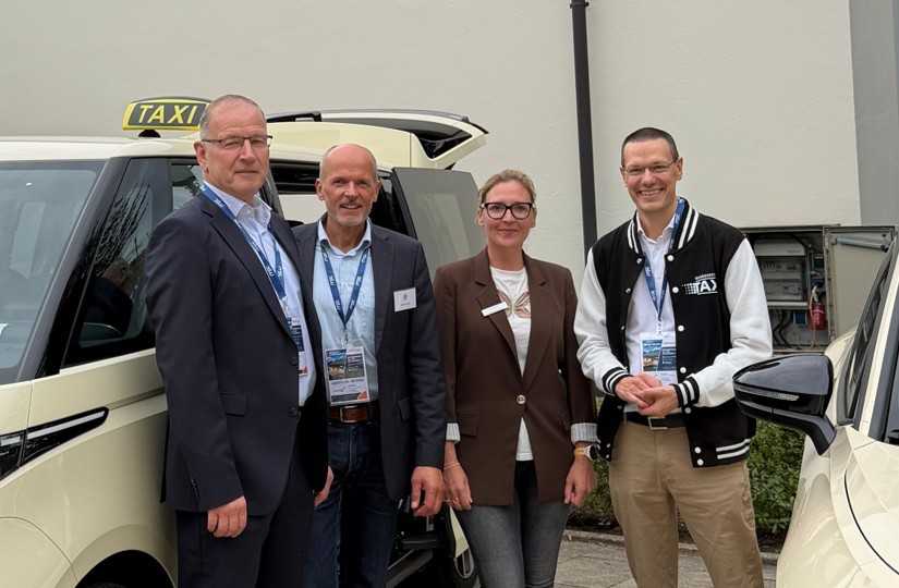 Dialog am Fahrzeug: Der GVN bringt Unternehmerinnen und Unternehmer sowie Partner zusammen. Von links: Wolfgang Oertel (Bundesverband), Joachim Flämig (Volkswagen), Melanie Neugebauer (Volkswagen), Michael Oppermann (Bundesverband).| Foto: BVTM
