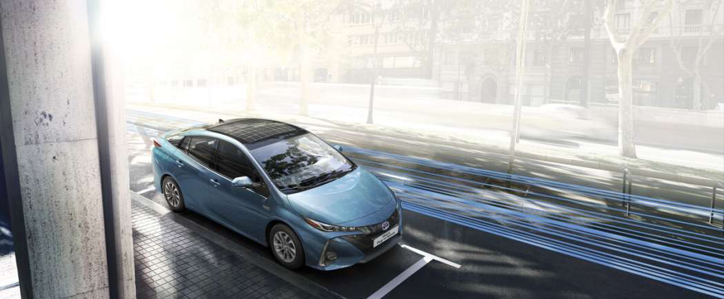 Mit der Kraft der Sonne: Immerhin fünf Kilometer täglich soll das knapp 3.000 Euro teure Solardach im Prius PHEV zusätzlich bunkern können. | Foto: Toyota
