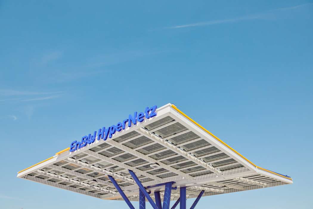Stecken und Laden: Mit der Ausweitung der Plug-and-Charge-Funktion auf das Smatrics-EnBW-Netz in Österreich wird der Ladevorgang wieder ein bisschen bequemer - und man schließt zu Tesla auf. | Foto: EnBW/Endre Dulic