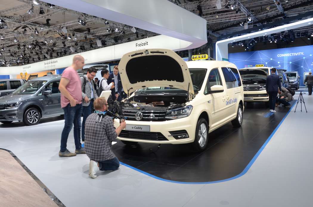 Der e-Caddy (Maxi) und der e-Caravelle haben einen batterieelektrischen Antrieb, den es mit zwei Reichweiten gibt. (Foto: Dietmar Fund)