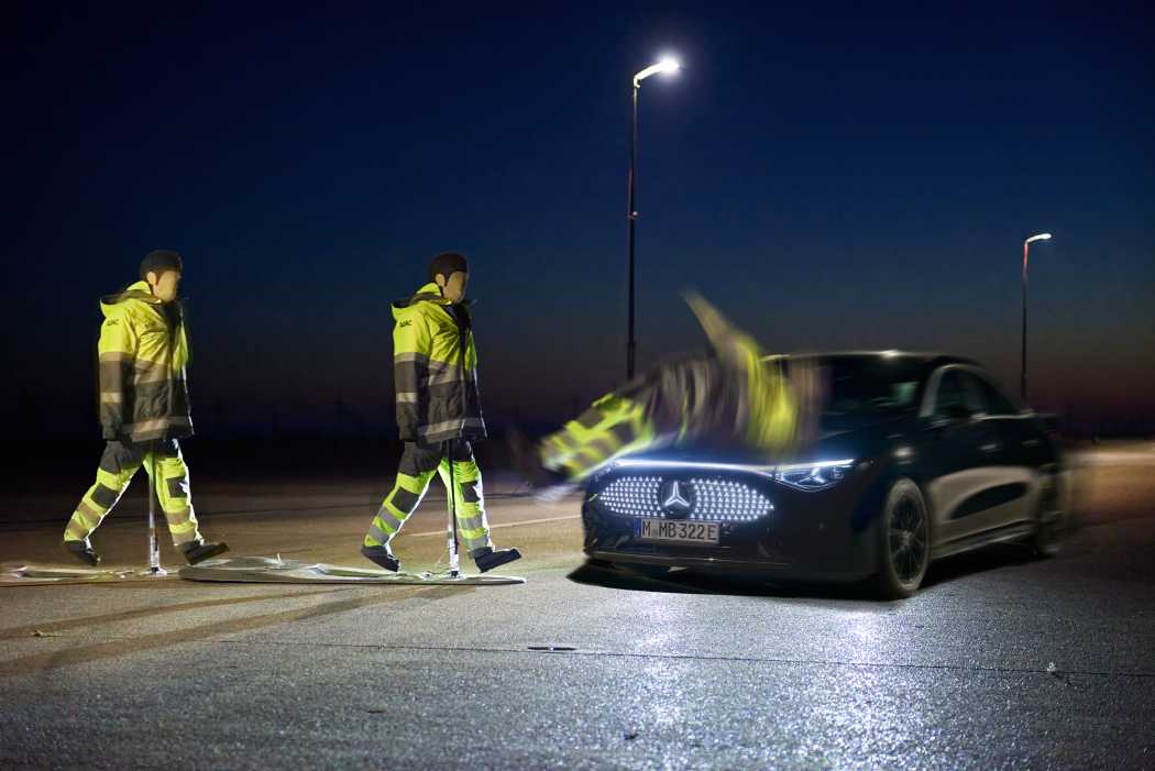 Der ADAC untersuchte sechs Fahrzeugmodelle bei Dunkelheit. Die Prüfer verwendeten unterschiedliche Fußgängerdummys und legten für jedes Fahrzeug individuelle Referenzgeschwindigkeiten fest. | Foto: ADAC/Uwe Rattay