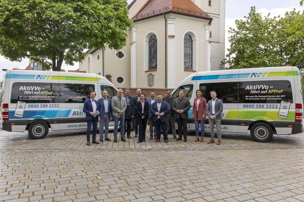 Die Beteiligten v. l.n.r.: die Bürgermeister Bernhard Uhl, Markt Zusmarshausen, Florian Mair, Altenmünster, Anton Gleich, Bonstetten, & Thomas Hafner, Horgau, Landrat Martin Sailer, Landkreis Augsburg, Linda Kisabaka, AVV-Geschäftsführerin, die Bürgermeister Heinrich Jäckle, Heretsried, Sebastian Bernhard, Adelsried, Karl-Heinz Mengele, Emersacker, & Stefan Scheider, Welden, Simone Hummel, Entwicklungsforum Holzwinkel & Altenmünster e.V., & DB-Regio-Bus-Bayern-Geschäftsführer, Felix Adam. (Foto: AVV)