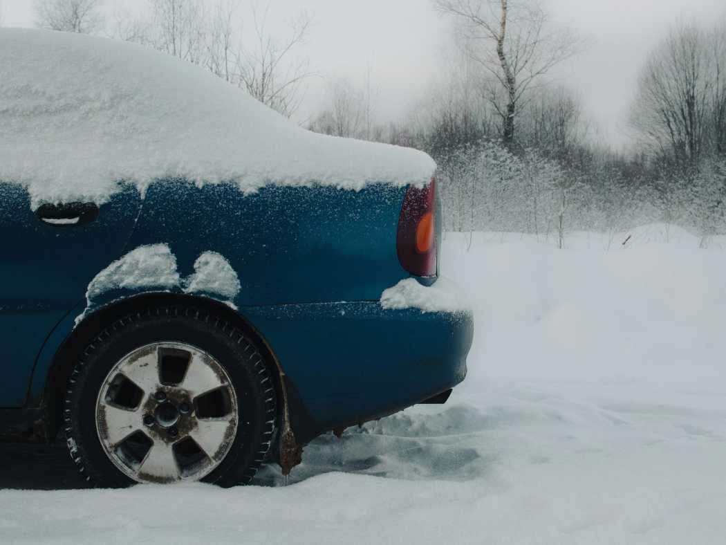 Winter grime and road salt take a heavy toll on the paintwork and the underbody. Regular cleaning reduces the contact time and protects sensitive areas of the vehicle. | Photo: Annie Smurova via Unsplash