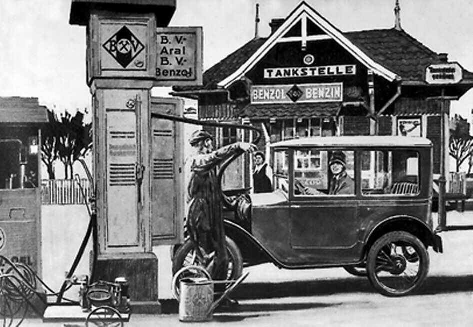 Eine der ersten Aral-Tankstellen 1924. | Foto: Aral