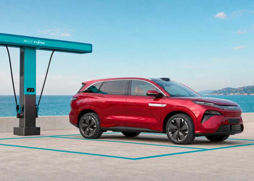 5,04 metre uzunluğundaki yeni BYD Atto 8, üç sıra oturma için yer sunuyor. Tam yolcu oturma düzeninde bagaj hacmi 270 litreye kadar ulaşır, ön kaputunun altında ise 136 litre daha mevcuttur. | Fotoğraf: BYD