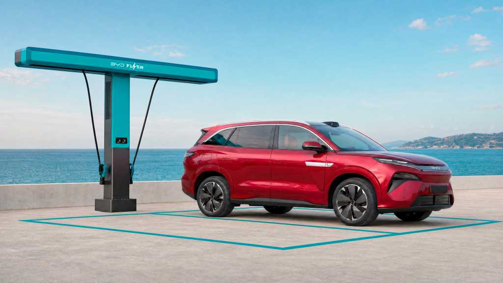 Mit 5,04 Metern Länge bietet der neue BYD Atto 8 Platz für drei Sitzreihen. Bei voller Bestuhlung fasst der Kofferraum 270 Liter, unter der Fronthaube stehen weitere 136 Liter zur Verfügung. | Foto: BYD
